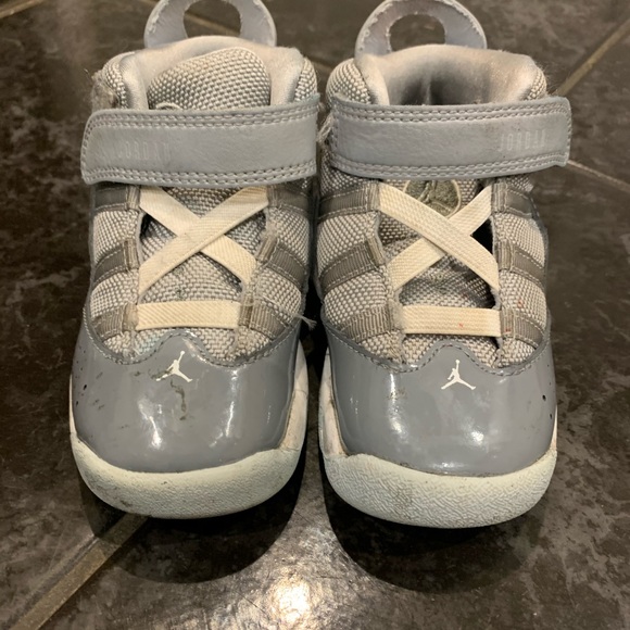 Toddler gray retro Jordan’s - Picture 2 of 5